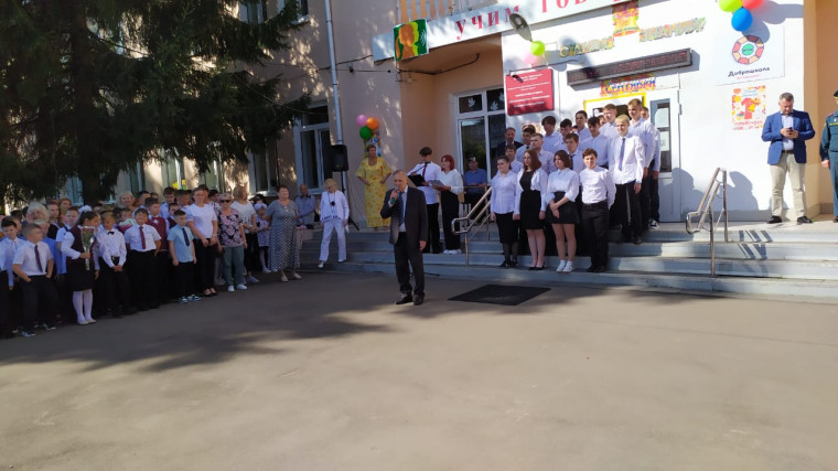 1 сентября в школе торжественно прошла линейка, посвящённая Дню знаний и началу нового учебного года..