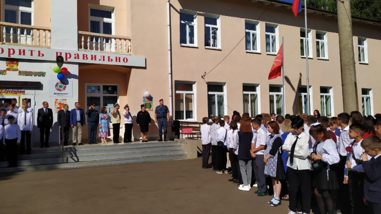 1 сентября в школе торжественно прошла линейка, посвящённая Дню знаний и началу нового учебного года..